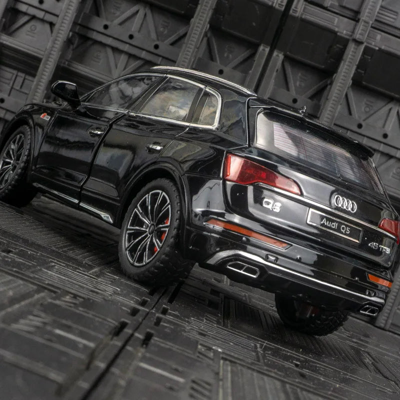 1: 24 simulation Audi Q5 alloy off-road vehicle model, doors and engine hood, trunk can be opened with sound and light gifts