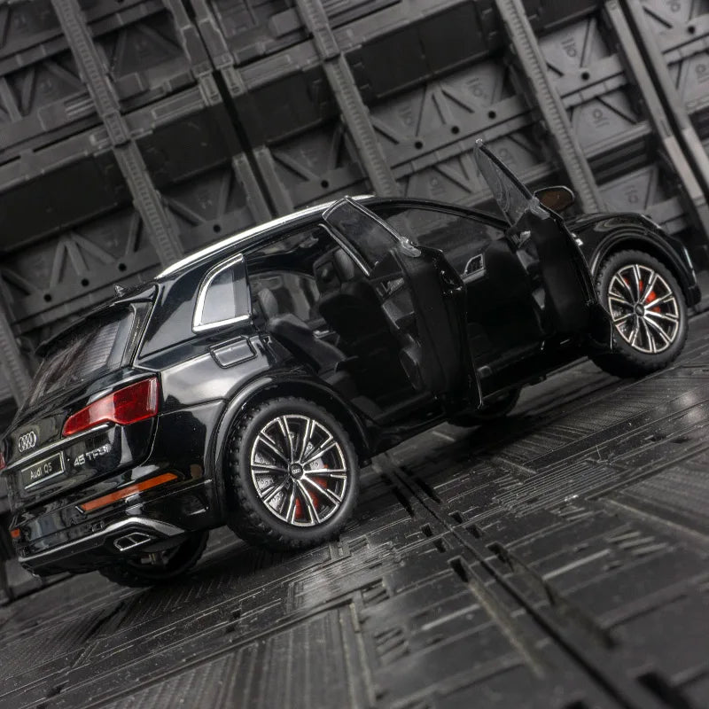 1: 24 simulation Audi Q5 alloy off-road vehicle model, doors and engine hood, trunk can be opened with sound and light gifts