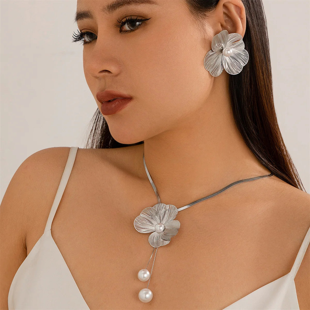 Ingemark Collana Girocollo con Ciondolo a Fiore Romantico Imitazione Perla Orecchini a Perno da Donna Set di Gioielli alla Moda Kpop con Catena a Serpente