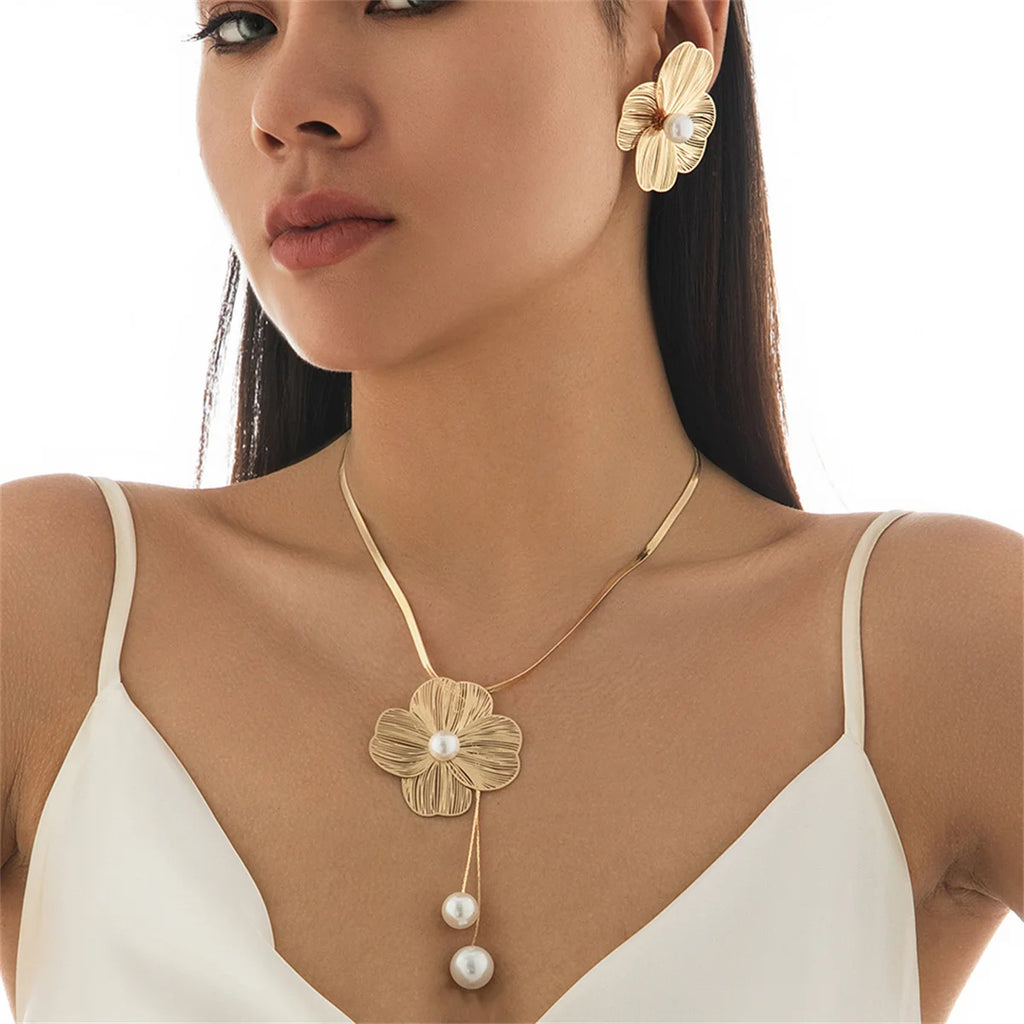 Ingemark Collana Girocollo con Ciondolo a Fiore Romantico Imitazione Perla Orecchini a Perno da Donna Set di Gioielli alla Moda Kpop con Catena a Serpente