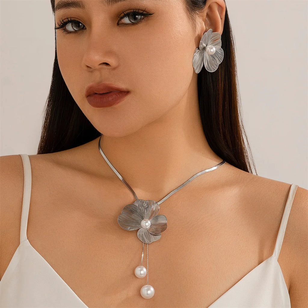 Ingemark Romantico Fiore Petalo Imitazione Perla Ciondolo Girocollo Orecchini a Perno Donna Alla Moda Kpop Set Gioielli Catena Serpente