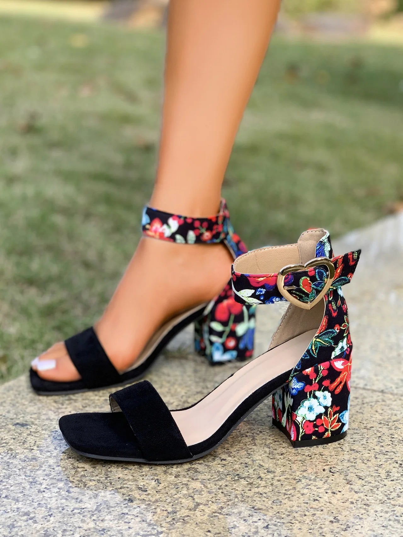 Sandali da donna alla moda con cinturino largo, comodi, morbidi, con tacco alto, aperti in punta, estivi, con tacco spesso, stile casual semplice, in velluto