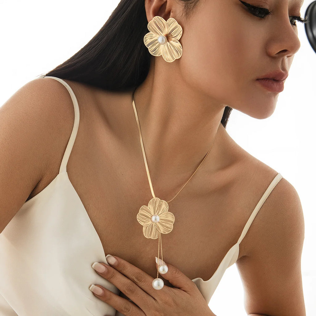 Ingemark Collana Girocollo con Ciondolo a Fiore Romantico Imitazione Perla Orecchini a Perno da Donna Set di Gioielli alla Moda Kpop con Catena a Serpente