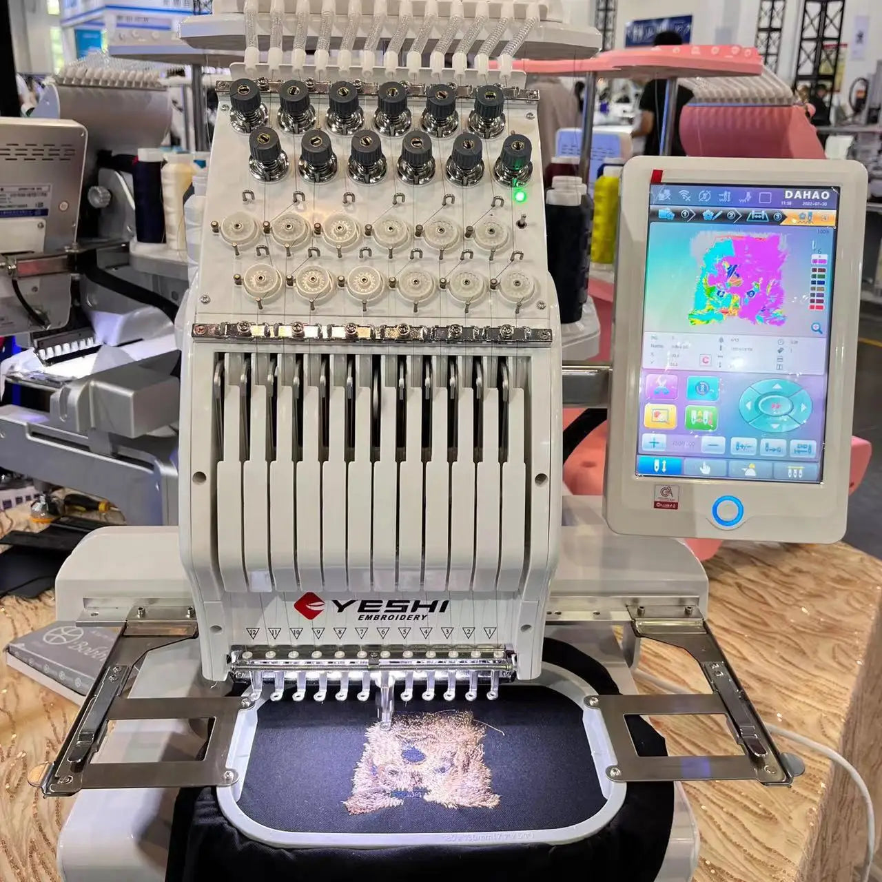 Macchina da ricamo per uso domestico Multi-ago Fusione colori Compatibilità file DST per progetti creativi