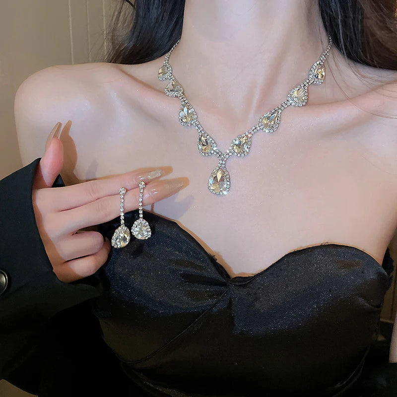 Set di collana e orecchini con strass rossi intarsiati, di lusso leggero, collana girocollo a goccia, set di gioielli per feste di nozze da sposa