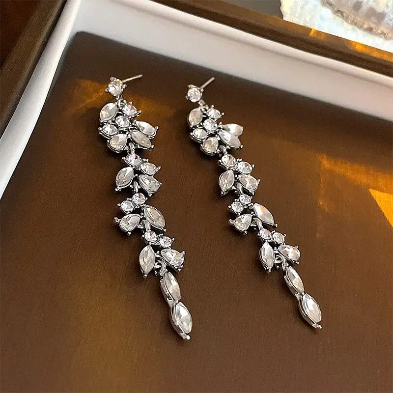 Orecchini pendenti da donna con strass a nappa lunga e catene, colore oro, orecchini pendenti delicati con ciondoli, gioielli di moda