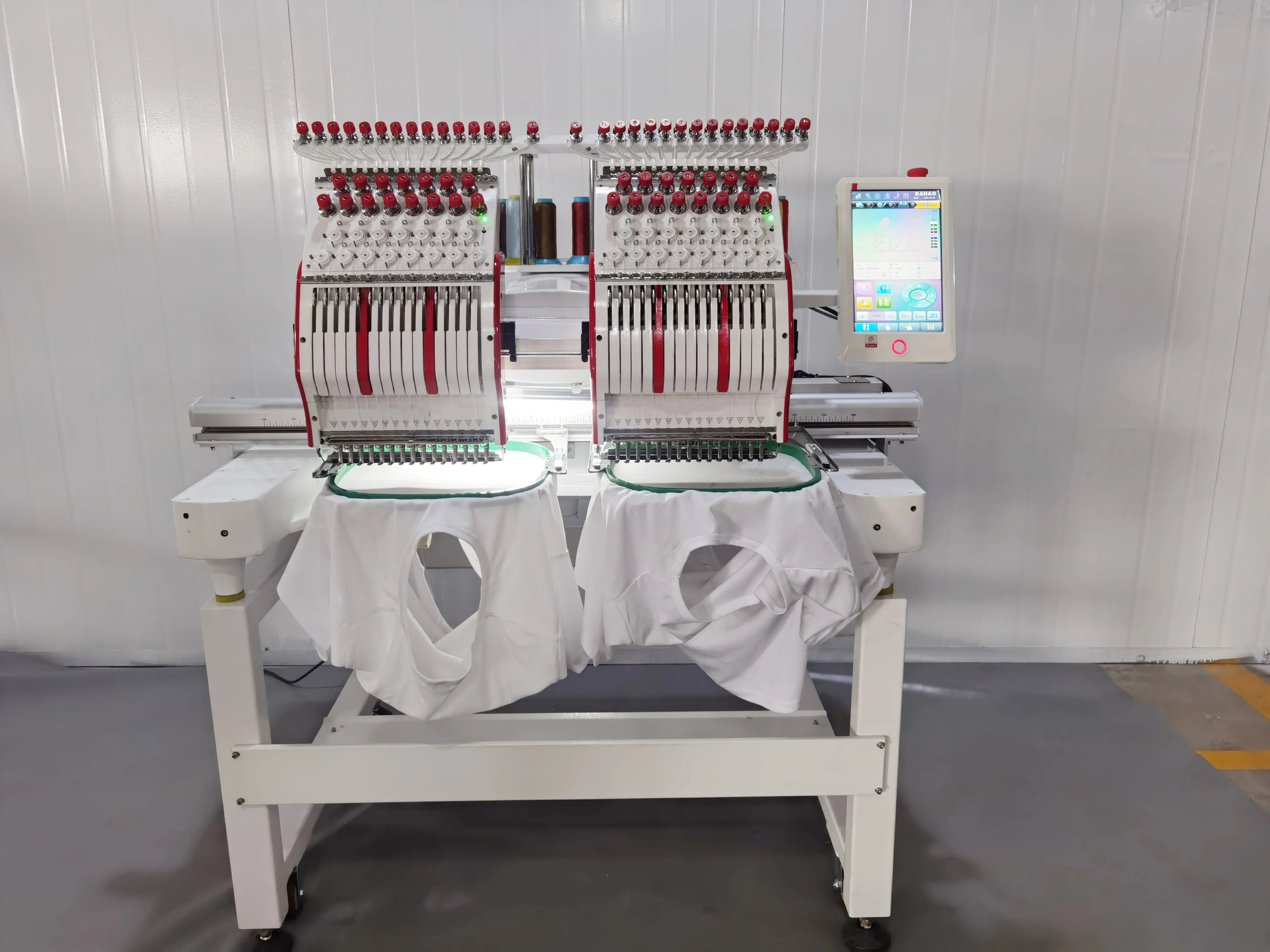 Macchina da ricamo per capi T-shirt di alta qualità, macchina da ricamo computerizzata a una testa, macchina da ricamo piatta per abbigliamento