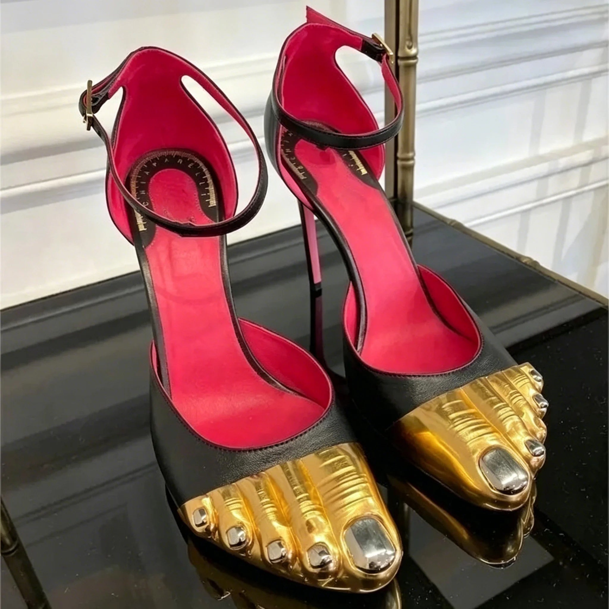 Sandali da Donna Neri con Cinturino Tacco Cinque Dita Punta Tonda Dorata Scamosciati con Foro alla Caviglia Scarpe Estive Stile Street