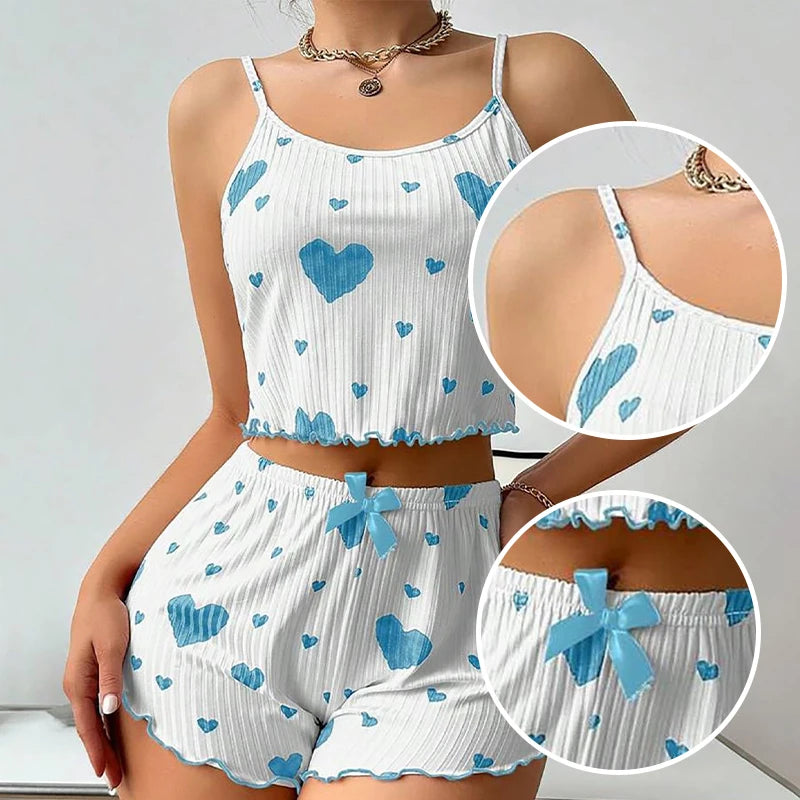 Pigiama da donna, set due pezzi: canotta corta e pantaloncini. Taglie S, M, L. Colore bianco. Traspirante, morbido, casual, con stampa "Love".