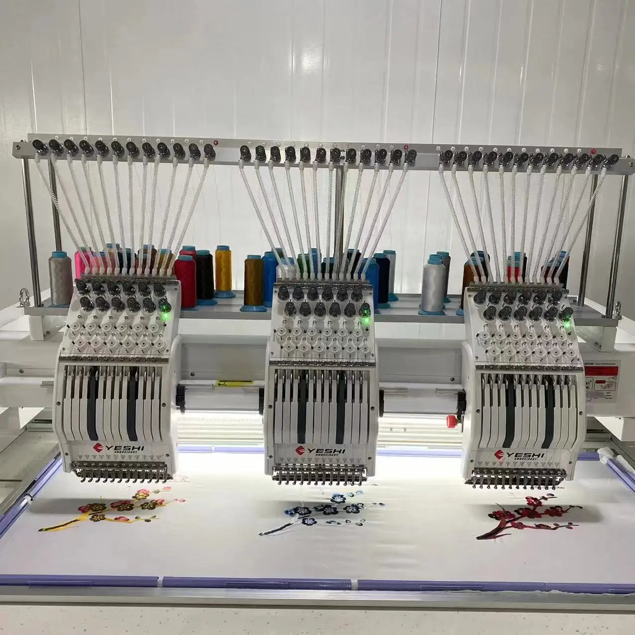 Macchina da ricamo per capi T-shirt di alta qualità, macchina da ricamo computerizzata a una testa, macchina da ricamo piatta per abbigliamento