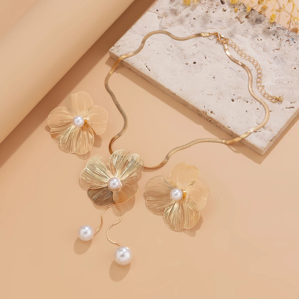 Ingemark Collana Girocollo con Ciondolo a Fiore Romantico Imitazione Perla Orecchini a Perno da Donna Set di Gioielli alla Moda Kpop con Catena a Serpente