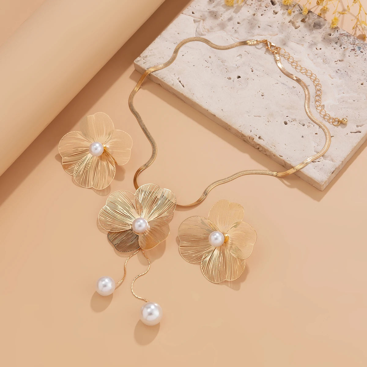 Ingemark Collana Girocollo con Ciondolo a Fiore Romantico Imitazione Perla Orecchini a Perno da Donna Set di Gioielli alla Moda Kpop con Catena a Serpente