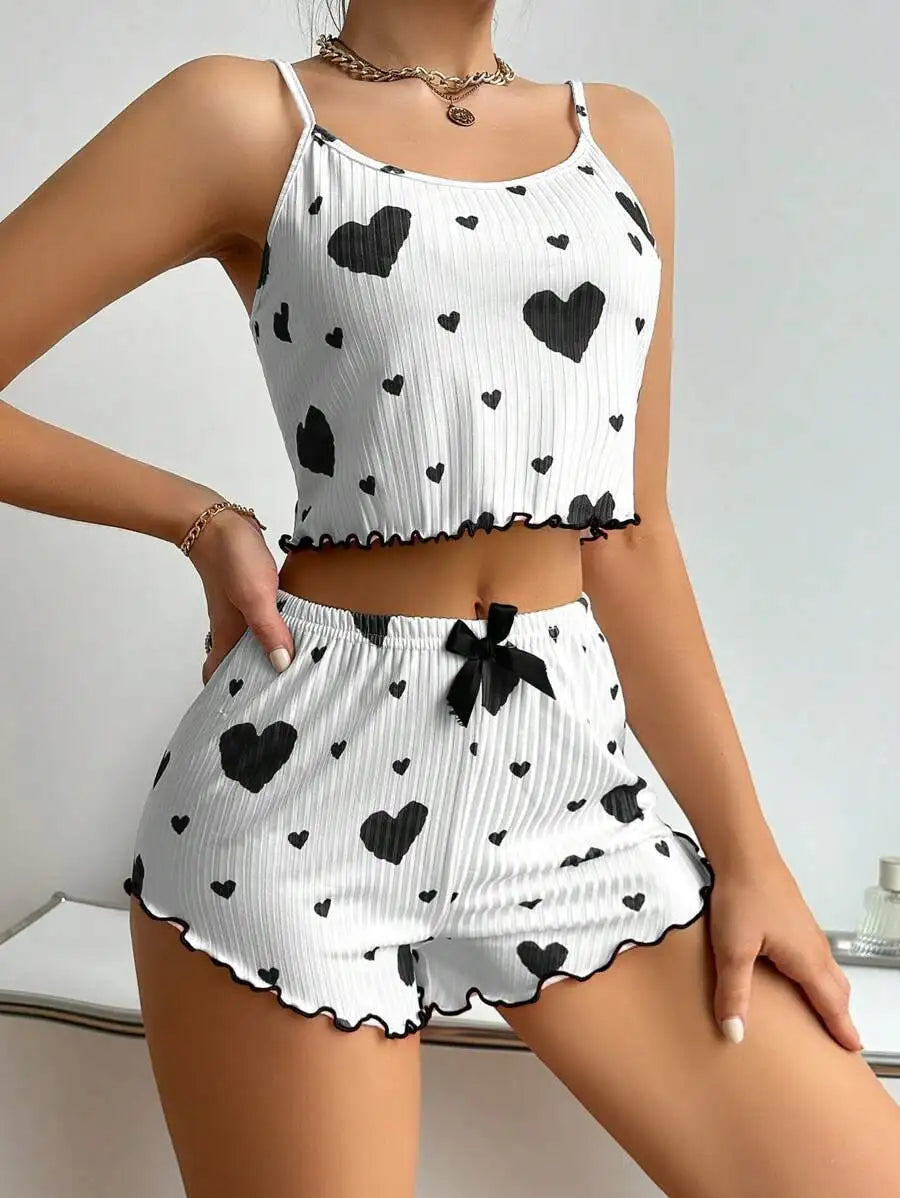 Pigiama da donna, set due pezzi: canotta corta e pantaloncini. Taglie S, M, L. Colore bianco. Traspirante, morbido, casual, con stampa "Love".
