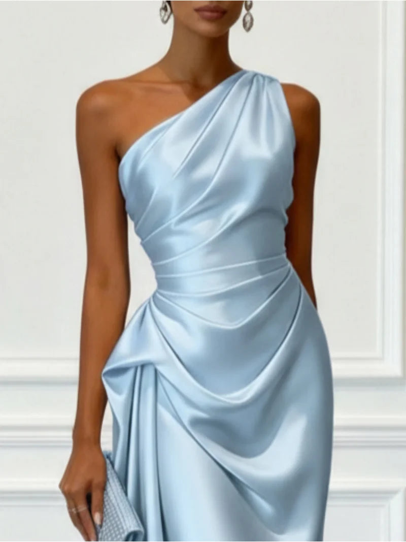 Satijnen midi-jurk met één schouder, geplooide taille, elegante mouwloze feestjurk