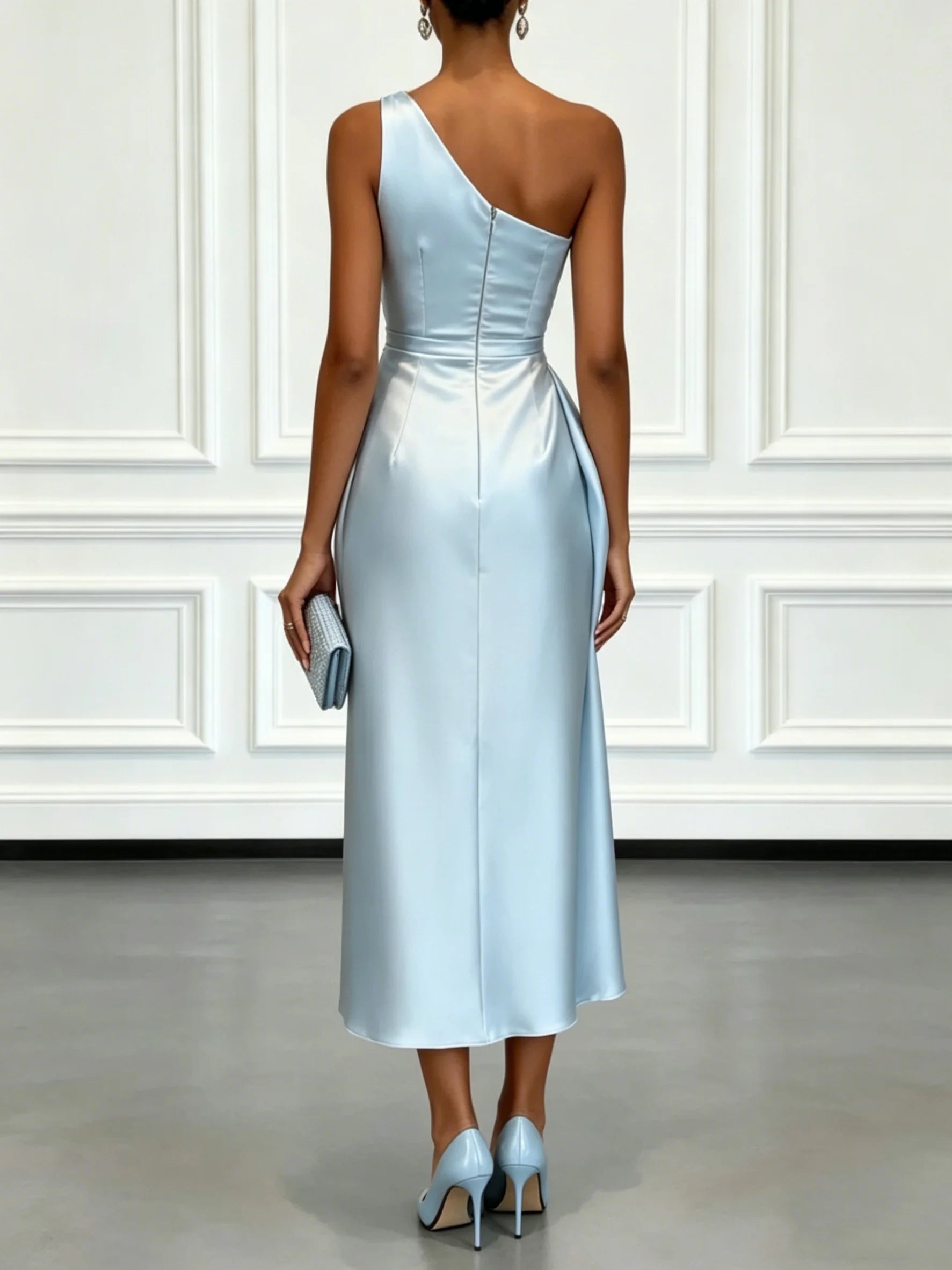 Satijnen midi-jurk met één schouder, geplooide taille, elegante mouwloze feestjurk