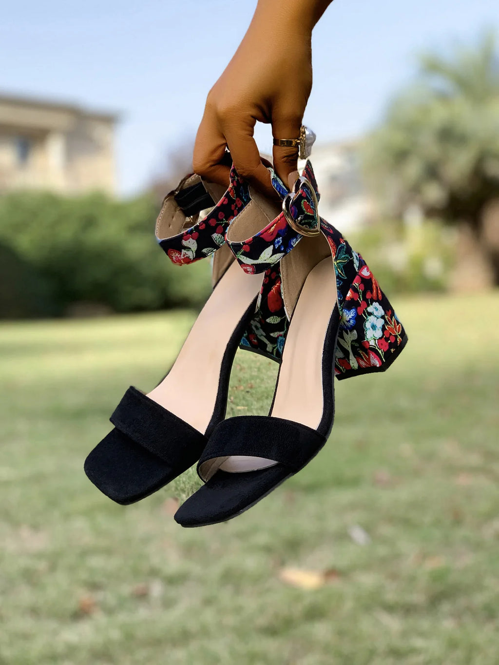 Sandali da donna alla moda con cinturino largo, comodi, morbidi, con tacco alto, aperti in punta, estivi, con tacco spesso, stile casual semplice, in velluto