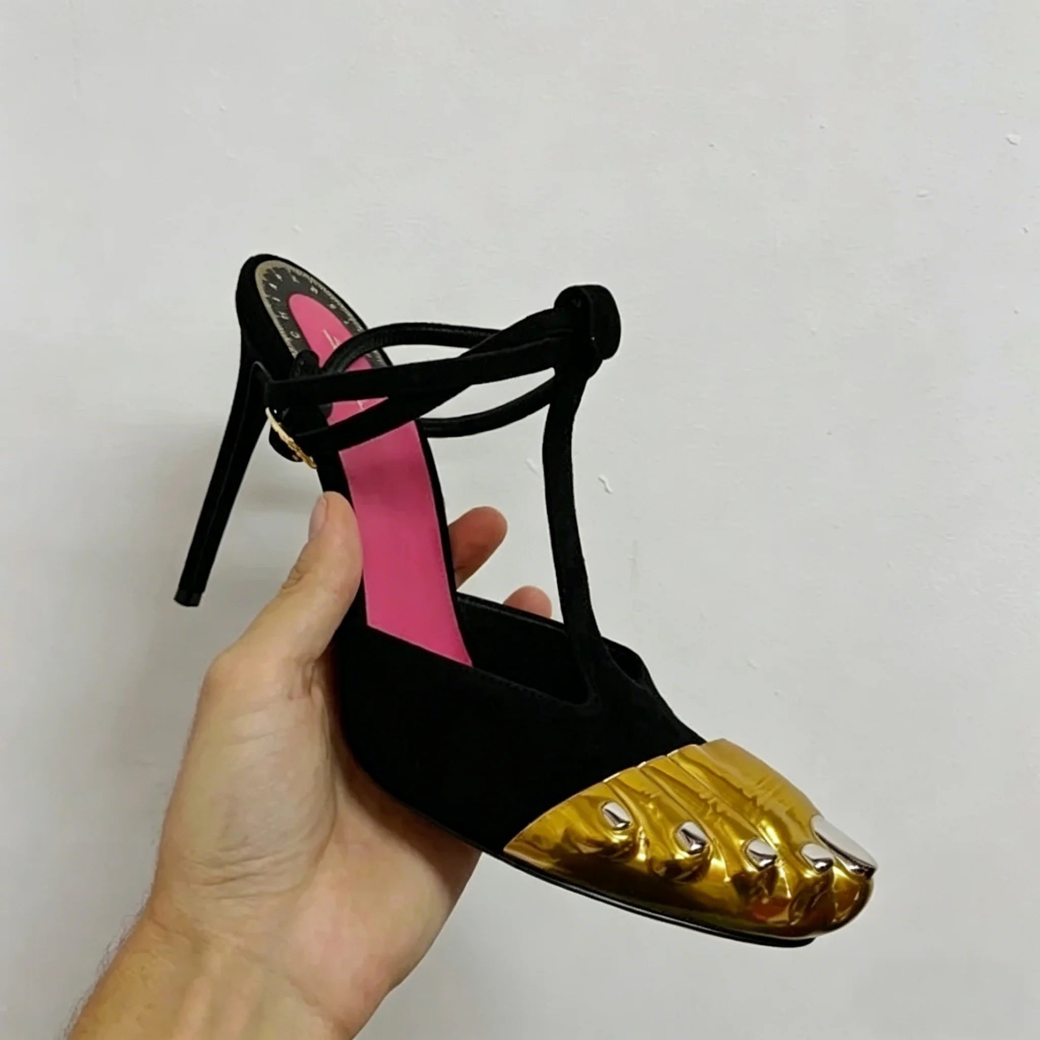 Sandali da Donna Neri con Cinturino Tacco Cinque Dita Punta Tonda Dorata Scamosciati con Foro alla Caviglia Scarpe Estive Stile Street