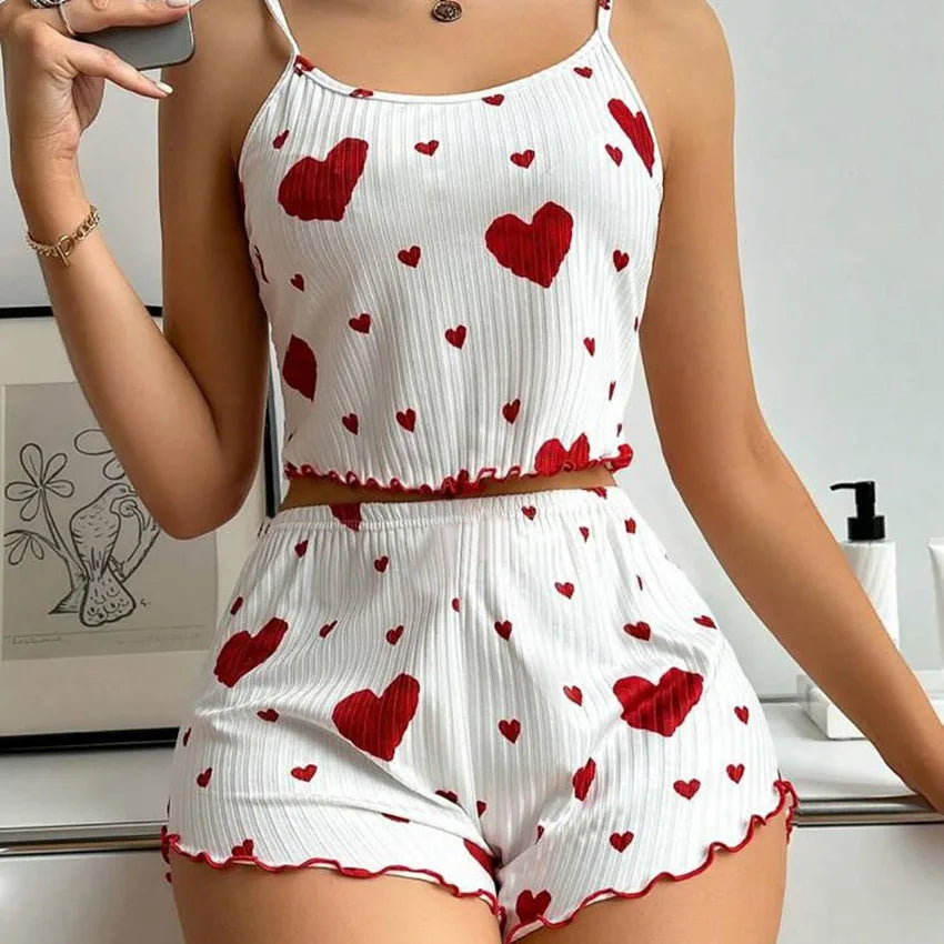 Pigiama da donna, set due pezzi: canotta corta e pantaloncini. Taglie S, M, L. Colore bianco. Traspirante, morbido, casual, con stampa "Love".
