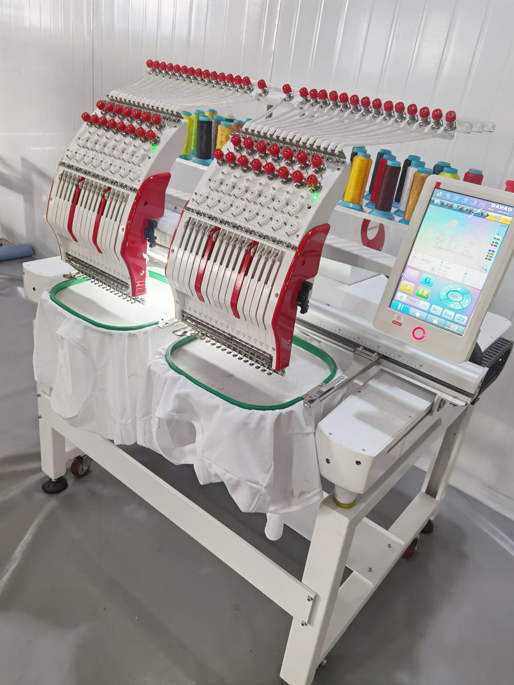Macchina da ricamo per capi T-shirt di alta qualità, macchina da ricamo computerizzata a una testa, macchina da ricamo piatta per abbigliamento