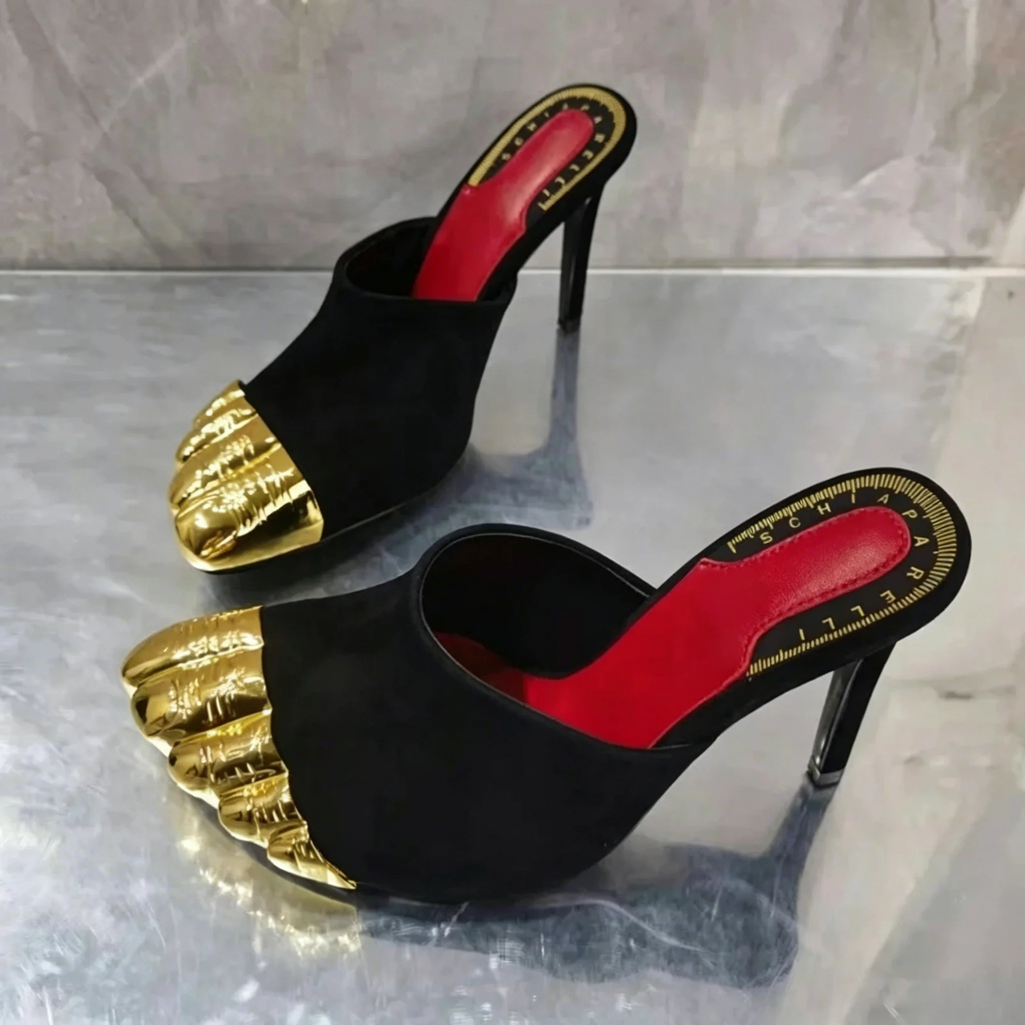 Sandali da Donna Neri con Cinturino Tacco Cinque Dita Punta Tonda Dorata Scamosciati con Foro alla Caviglia Scarpe Estive Stile Street