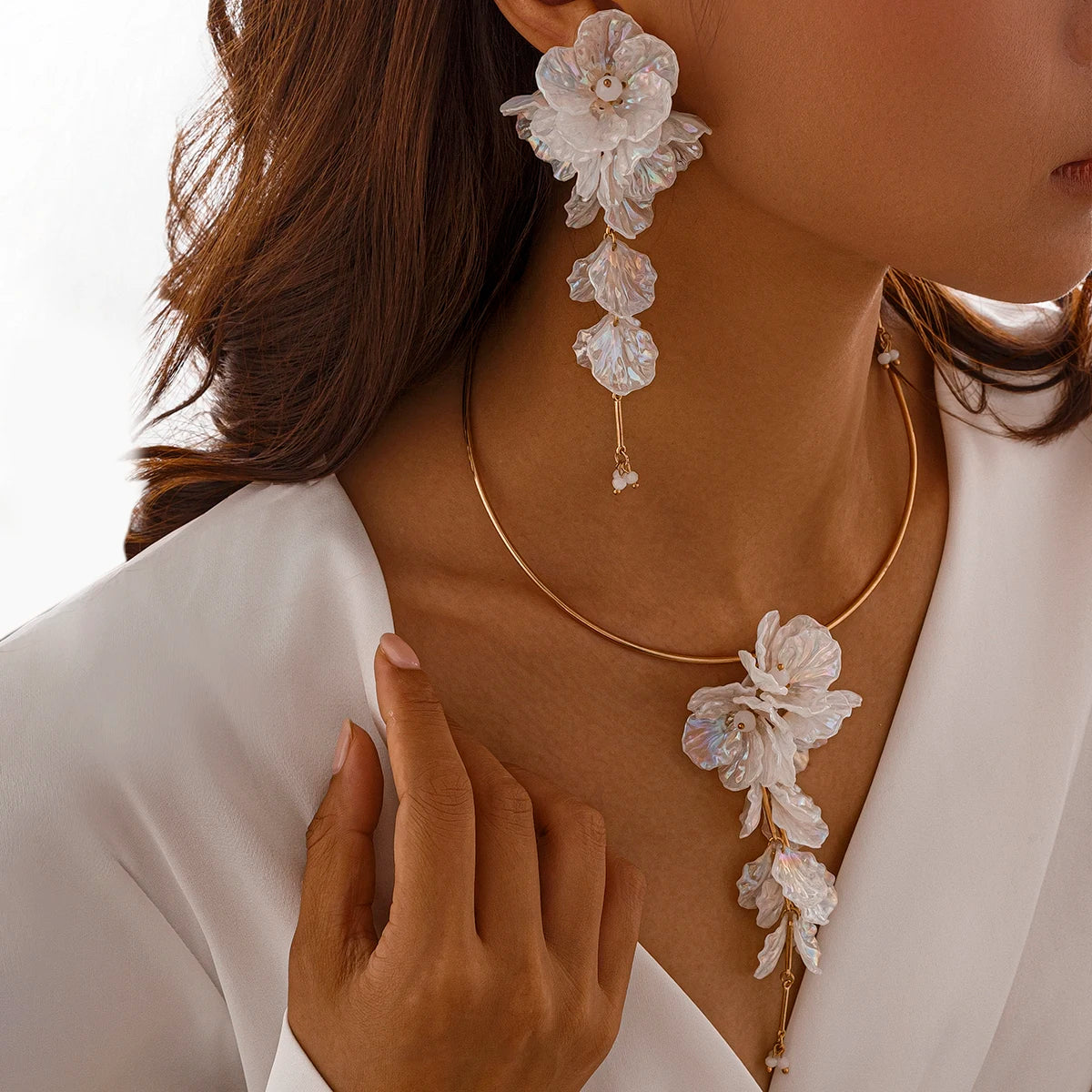 Ingemark Creative Punk Torques Catena Collana Donna Orecchini Pendenti con Fiori Bianchi Eleganti Gioielli da Sposa