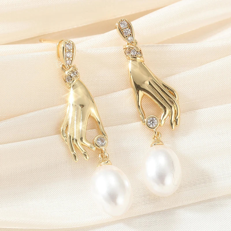 Orecchini pendenti da donna con perla finta, dal design creativo a mano, accessorio di personalità alla moda, gioielli di temperamento per feste quotidiane