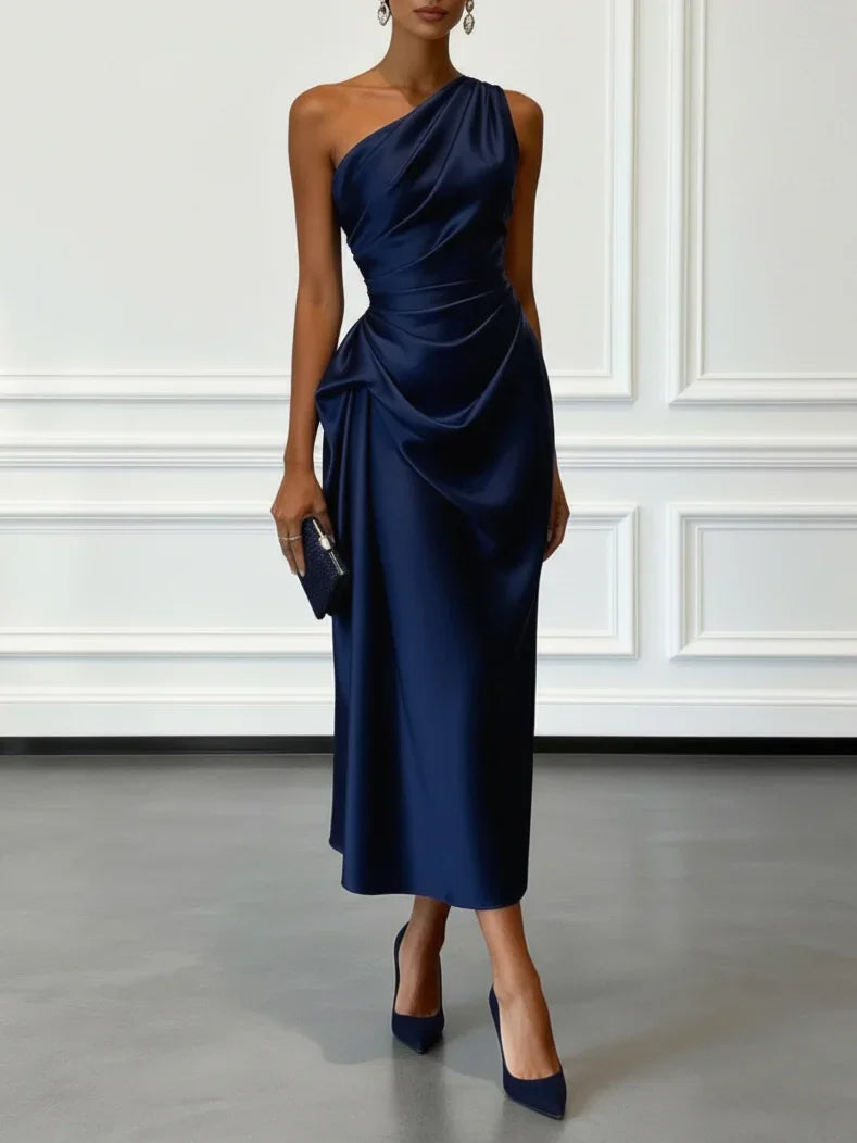 Satijnen midi-jurk met één schouder, geplooide taille, elegante mouwloze feestjurk