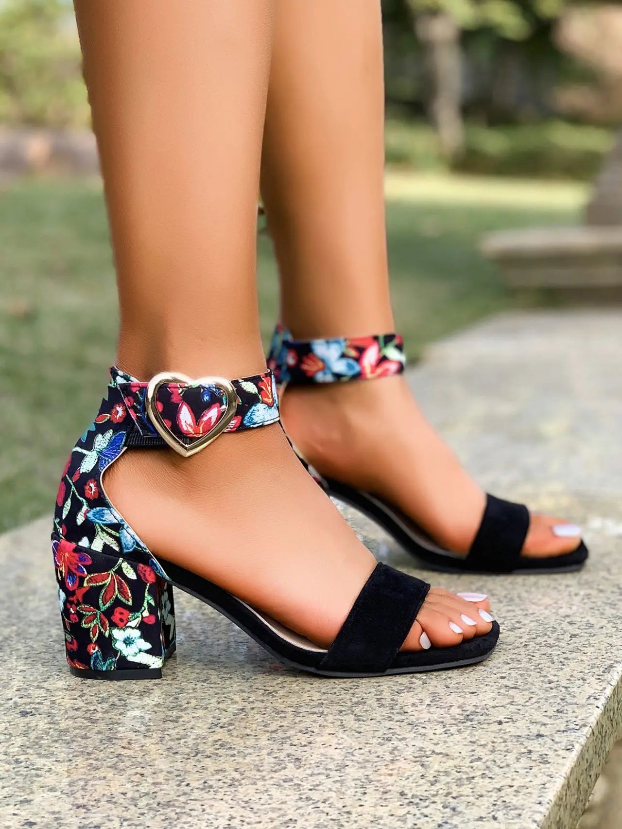 Sandali da donna alla moda con cinturino largo, comodi, morbidi, con tacco alto, aperti in punta, estivi, con tacco spesso, stile casual semplice, in velluto