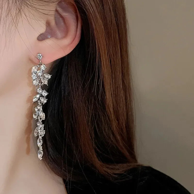Orecchini pendenti da donna con strass a nappa lunga e catene, colore oro, orecchini pendenti delicati con ciondoli, gioielli di moda