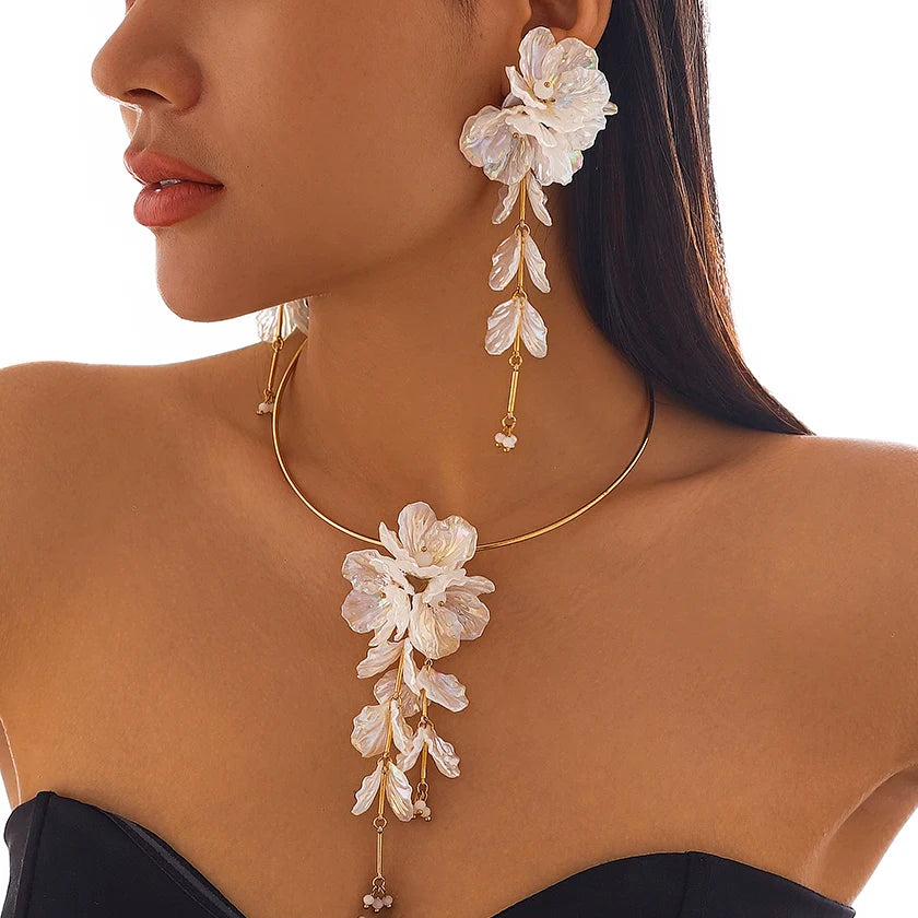 Ingemark Creative Punk Torques Catena Collana Donna Orecchini Pendenti con Fiori Bianchi Eleganti Gioielli da Sposa