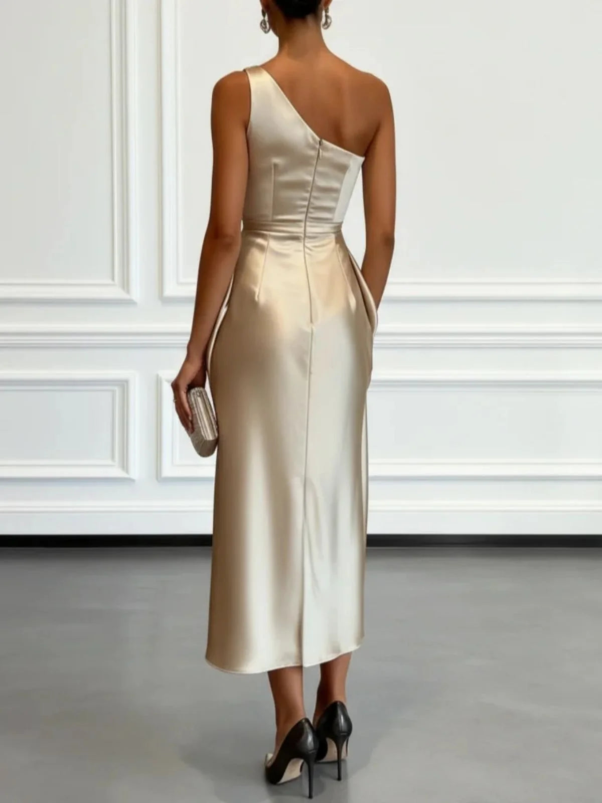 Satijnen midi-jurk met één schouder, geplooide taille, elegante mouwloze feestjurk