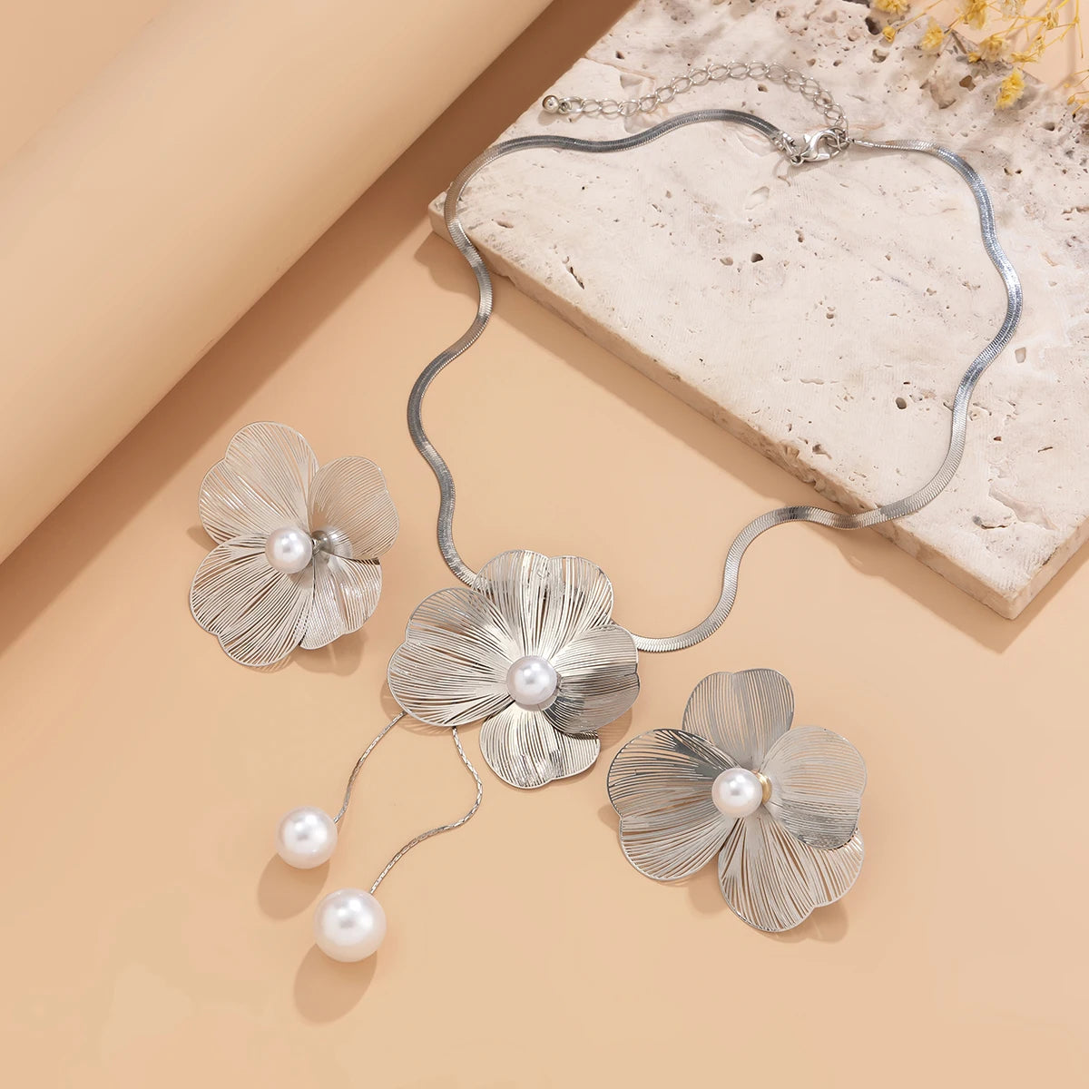 Ingemark Collana Girocollo con Ciondolo a Fiore Romantico Imitazione Perla Orecchini a Perno da Donna Set di Gioielli alla Moda Kpop con Catena a Serpente