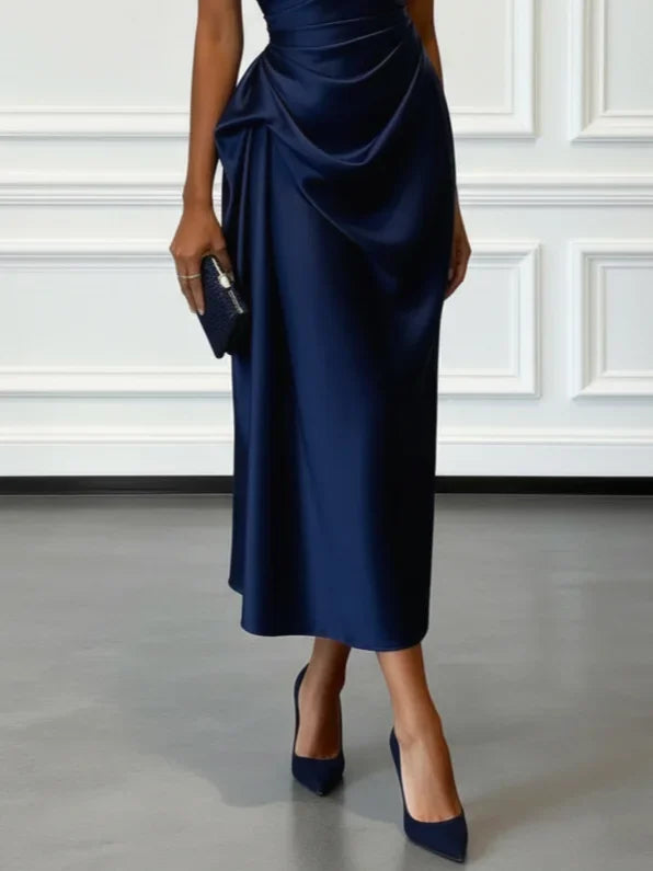 Satijnen midi-jurk met één schouder, geplooide taille, elegante mouwloze feestjurk