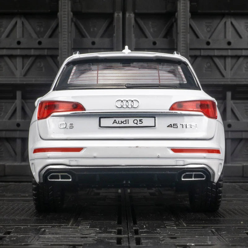 1: 24 simulation Audi Q5 alloy off-road vehicle model, doors and engine hood, trunk can be opened with sound and light gifts