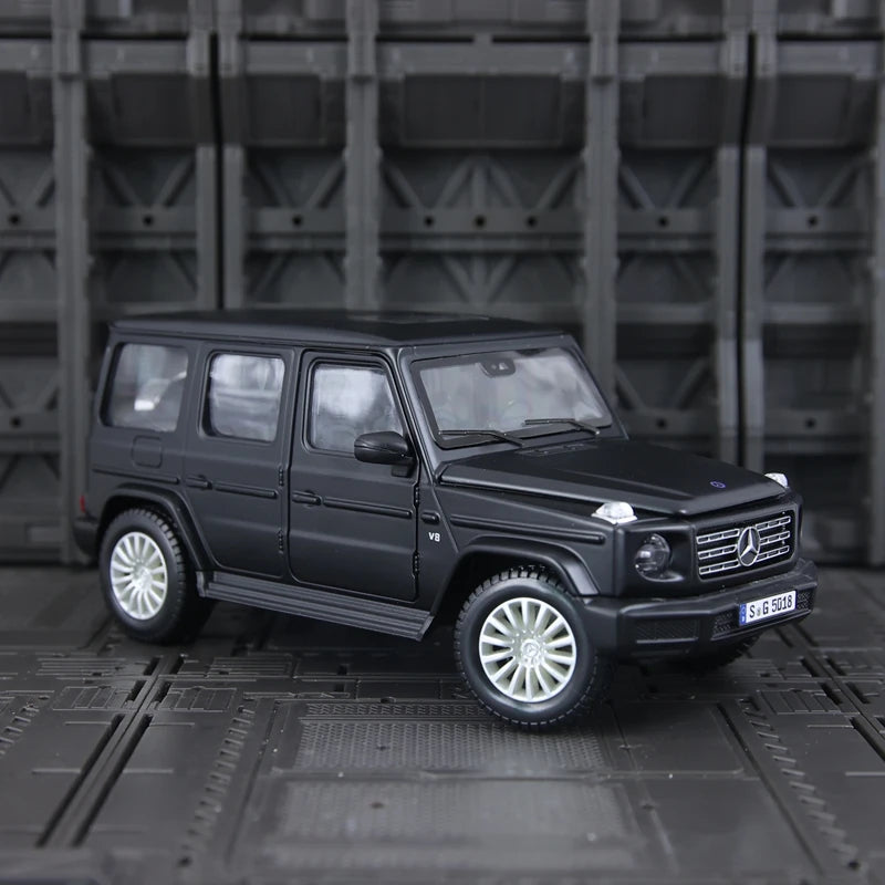 Maisto 1:25 Simulated Mercedes Benz G500 alloy car model doors can be opened rich details, fine workmanship, and good quality